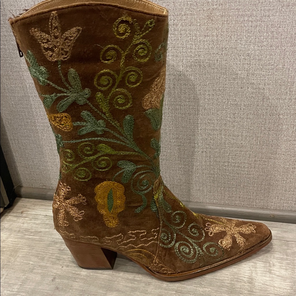 Italian Shoemakers Embroidered Brown Heeled Boots